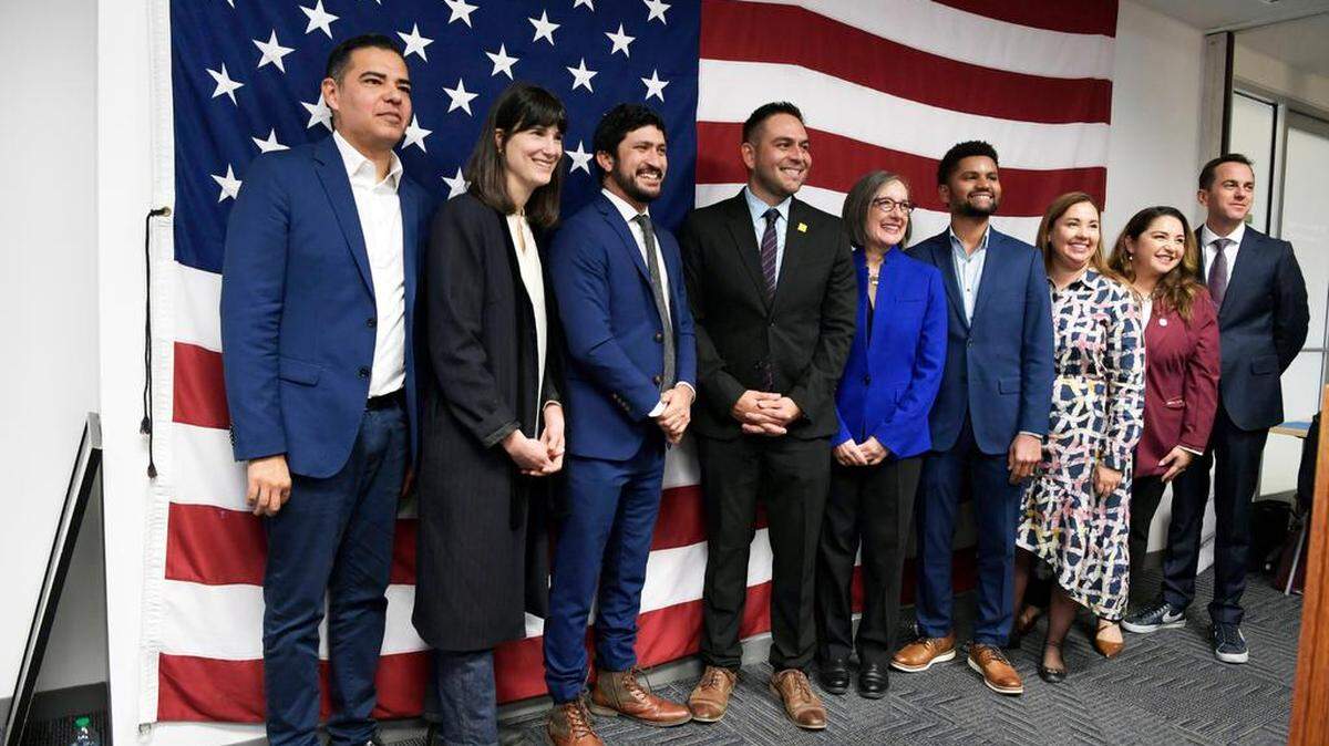 Los congresistas electos Robert García (California), Marie Gluesenkamp (Washington), Greg Casar (Texas), Gabe Vásquez (Nuevo México), Andrea Salinas (Oregon), Maxwell Alejandro (Florida), Yadira Caraveo (Colorado), Delia Ramírez (Illinois) y Rob Menéndez (Nueva Jersey) posan durante una conferencia de prensa en la sede del Comité Nacional Demócrata, en Washington, D.C.