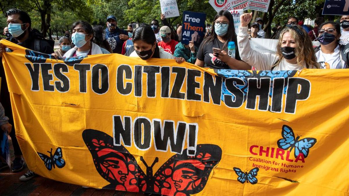 Los defensores de la inmigración celebran una conferencia de prensa y un mitin cerca de la Casa Blanca en Washington, DC el 25 de septiembre.