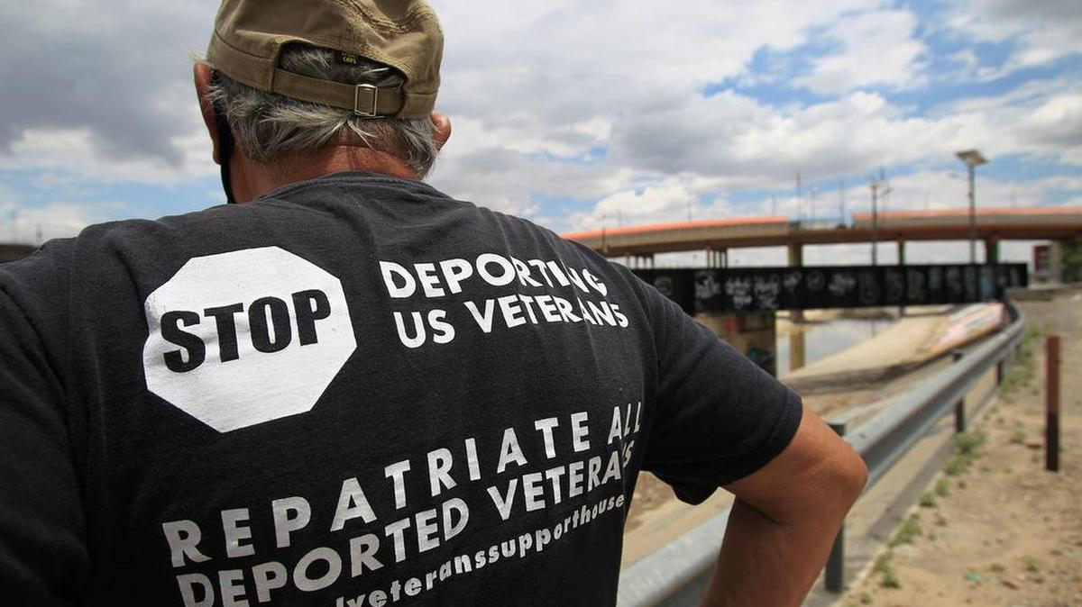 Vista del aviso impreso en la ropa del director de Deported Veterans Support House (Casa de Apoyo a Veteranos Deportados) José Francisco López, durante una entrevista en junio de 2021, en Ciudad Juárez, Chihuahua. Decenas de veteranos del Ejército de Estados Unidos de origen mexicano y deportados a la fronteriza Ciudad Juárez recuperan la esperanza de regresar al país que sirvieron bélicamente tras las últimas promesas de la Casa Blanca, que ha prometido revisar los casos.