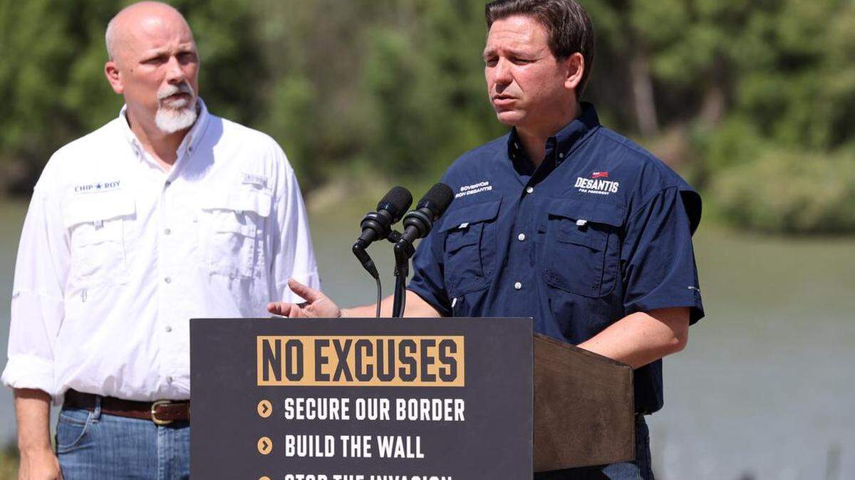 EL CANDIDATO presidencial republicano y gobernador de Florida, Ron DeSantis, habla durante una parada de campaña en el VFW Post 8562 en Eagle Pass, Texas, el 26 de junio de 2023.