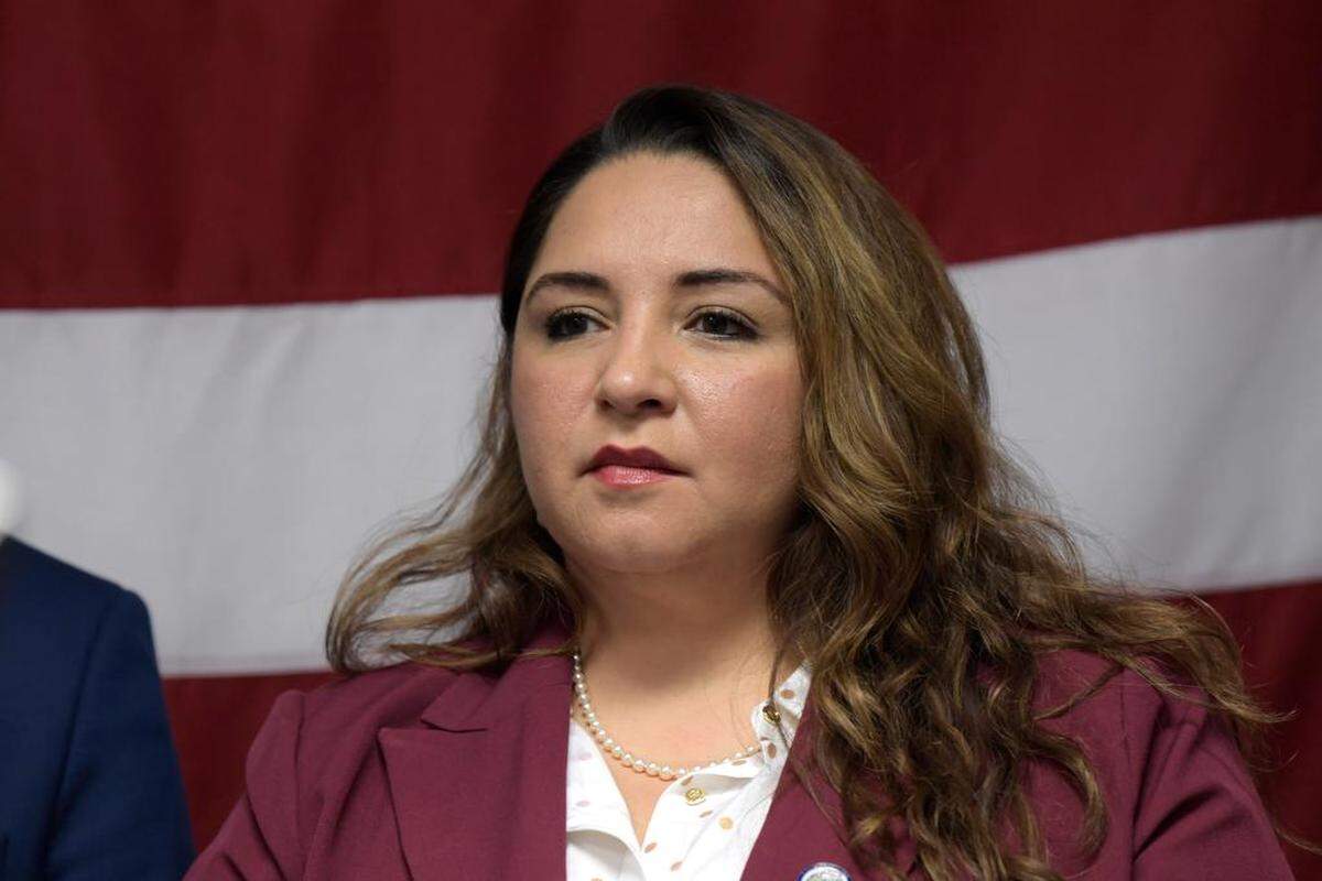 La nueva congresista por el distrito 3 de Illinois, Delia Ramírez, participa en una conferencia de prensa en la sede del Comité Nacional Demócrata, en Washington, D.C.