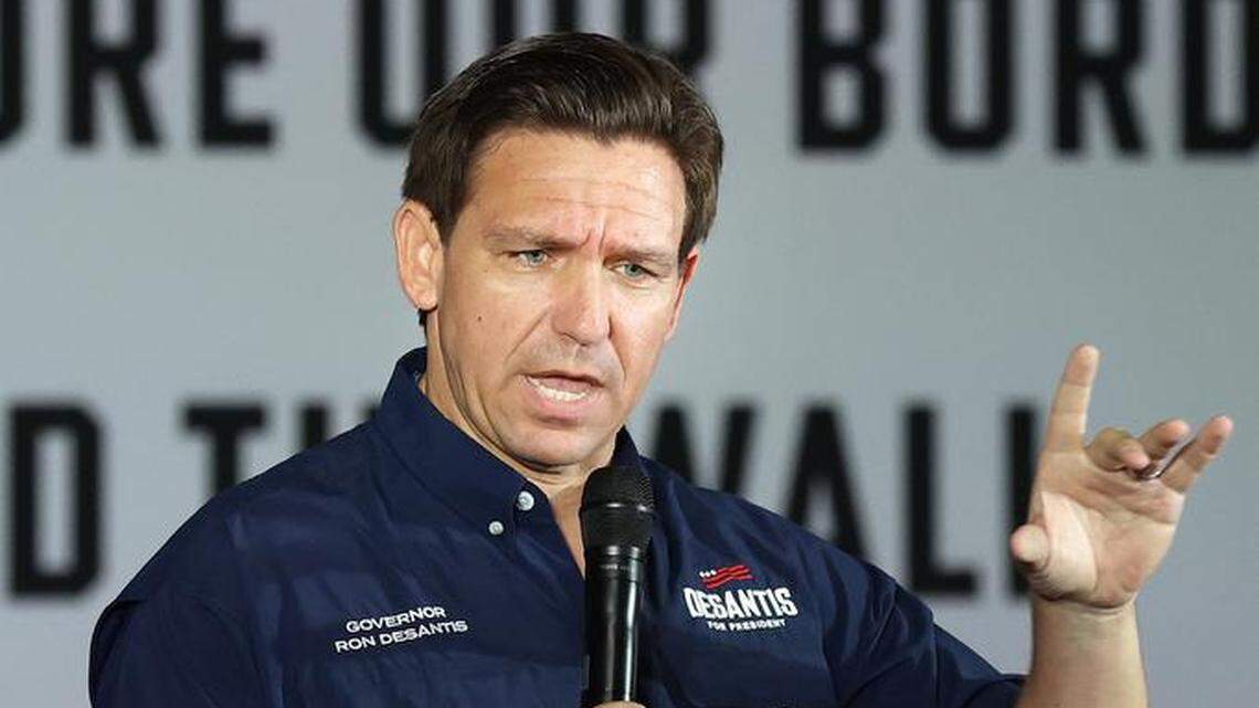El candidato presidencial republicano y gobernador de Florida, Ron DeSantis, habla durante una parada de campaña en el VFW Post 8562 en Eagle Pass, Texas, el 26 de junio de 2023.