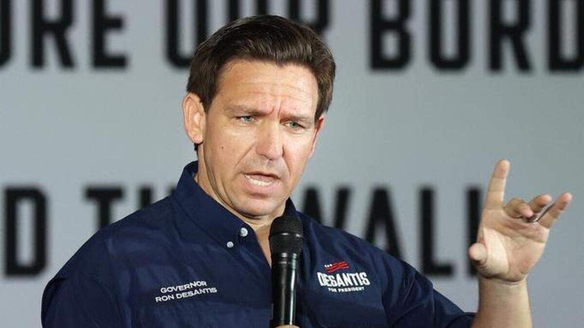 El candidato presidencial republicano y gobernador de Florida, Ron DeSantis, habla durante una parada de campaña en el VFW Post 8562 en Eagle Pass, Texas, el 26 de junio de 2023.
