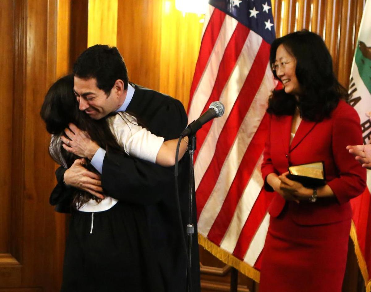 Lucy H. Koh (aquí en 2015 en Sacramento cuando su esposo, Mariano-Florentino Cuéllar tomo juramento a la Corte Suprema de California) fue designada jueza en un tribunal federal de apelaciones en el Noveno Circuito en California.