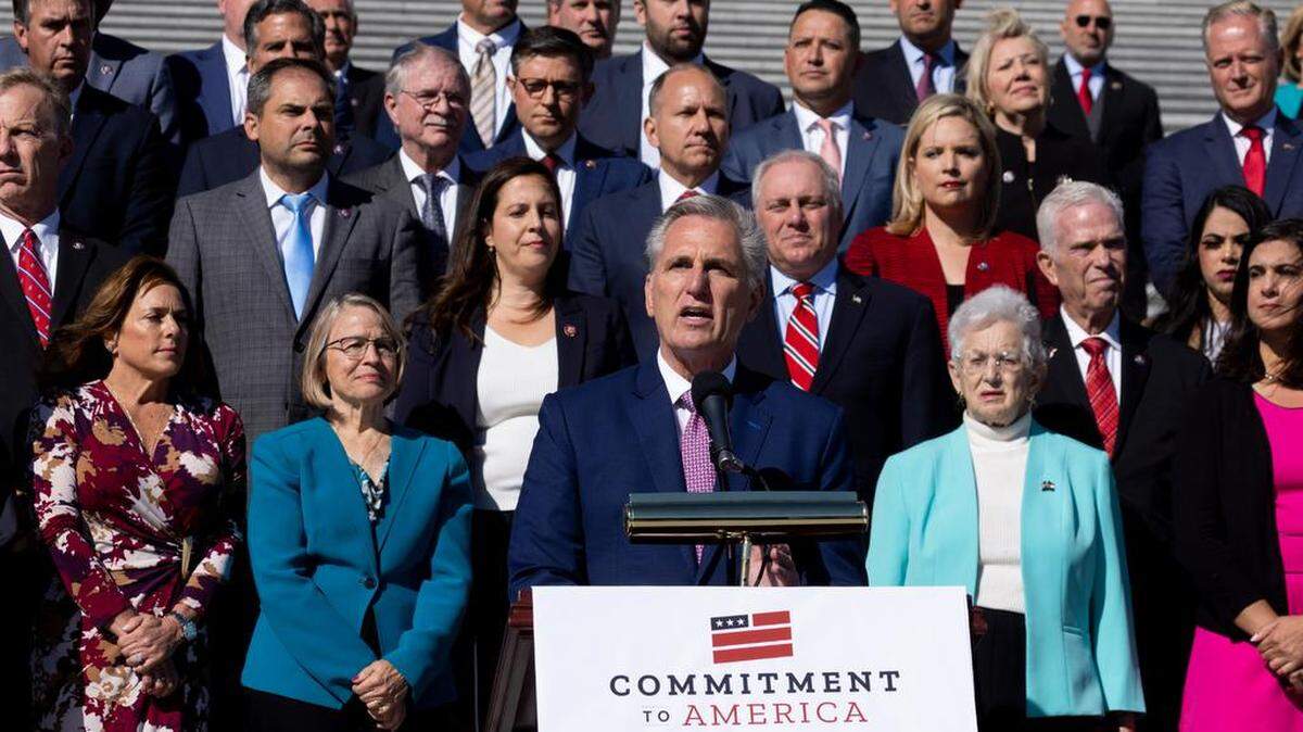 El líder de la minoría de la Cámara, Kevin McCarthy, hace comentarios junto a los miembros republicanos del Congreso durante un evento para discutir la agenda republicana para intentar recuperar el control de la Cámara.
