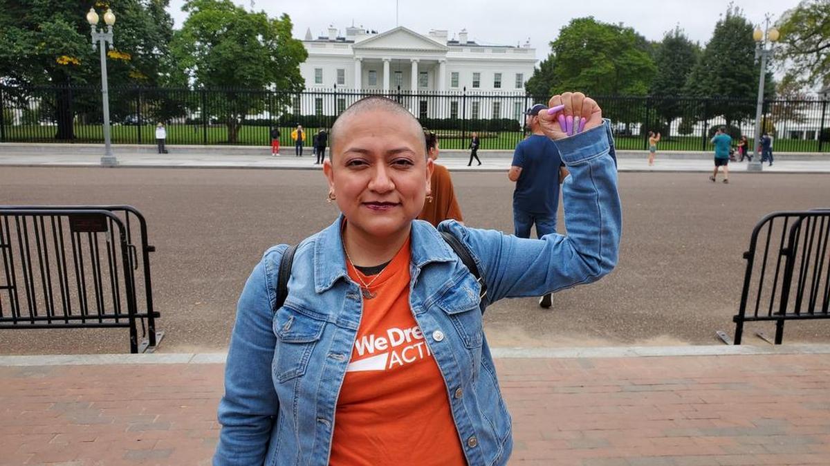 Fotografía personal cedida donde aparace la “soñadora” mexicana Karina Ruiz, que está protegida por el programa de Acción Diferida(DACA), durante una manifestación frente a la Casa Blanca en Washington. Ruiz hace parte de los activistas que le recuerdan a la senadora demócrata por Arizona, Kyrsten Sinema, de tendencia centrista, que “está en deuda” con los latinos que votaron por ella y le urgen respaldar una reforma migratoria con camino a la ciudadanía.