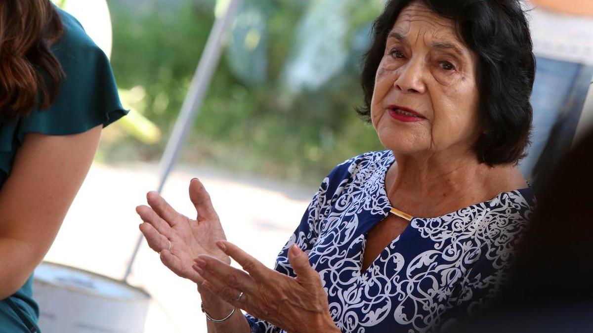  Dolores Huerta, aquí en un evento de agua potable en 2019, está apoyando a los trabajadores indocumentados en Nueva Jersey.