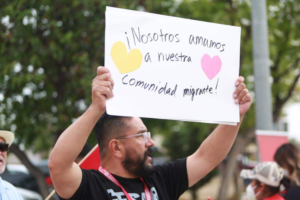 Decenas de trabajadores agrícolas de la Fundación UFW junto a líderes comunitarios como Andrew Barraza de Mi Familia Vota y otros simpatizantes y aliados alzaron sus voces en una manifestación en el histórico centro comercial Plaza México la mañana del jueves 31 de marzo pidiéndole a Newsom su apoyo a la ley.