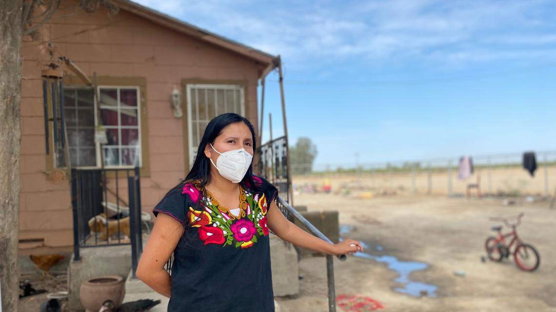 Laura García, de 33 años, se encuentra frente a su casa en Raisin City. Su hija mayor, una estudiante de la escuela primaria Raisin City, dio positivo por COVID-19 en agosto.