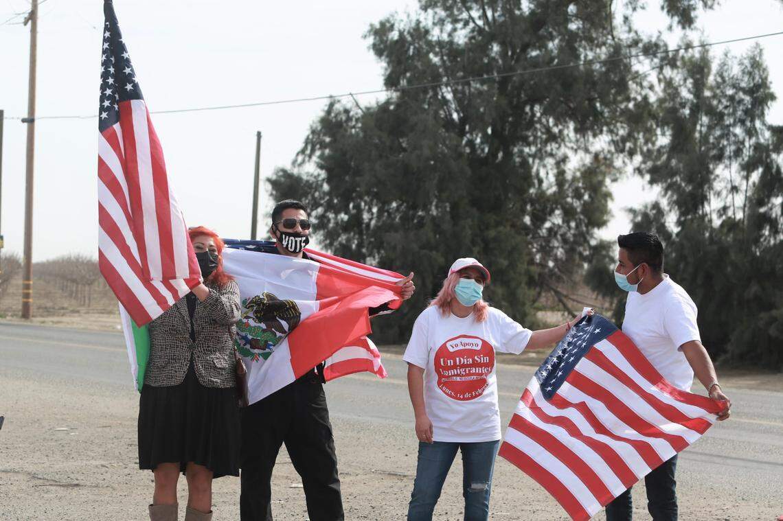 Campesinos alzan su voz con manifestación ‘Un día sin inmigrantes’ por la reforma migratoria en Cinco Puntos.