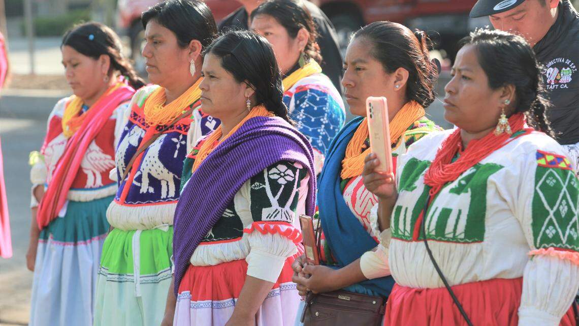 Integrantes de la Junta de S.P.T. que viajaron más de dos horas desde Taft para tomar parte en la celebración del 216º aniversario del Natalicio del Benemérito de las Américas Benito Juárez, la mañana del lunes 21 de marzo en el Courthouse Park, en la esquina de Tulare Street y Van Ness Avenue, donde está una estatua de Juárez, reconocido como uno de los mejores presidentes de México.