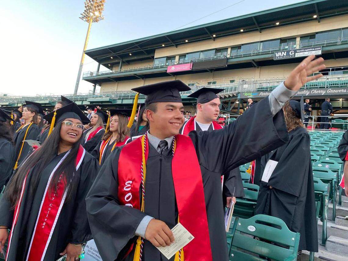 Colette Quezada y Sylas Ramos, galardonados con el Premio Medalla del Decano de la FCC de 2021, al comienzo de la ceremonia de graduación al aire libre del 23 de junio en Chukchansi Park, en el centro de Fresno. Ramos también fue seleccionado por la presidenta Carole Goldsmith para recibir la Medalla del Presidente Tony Cantú de este año.