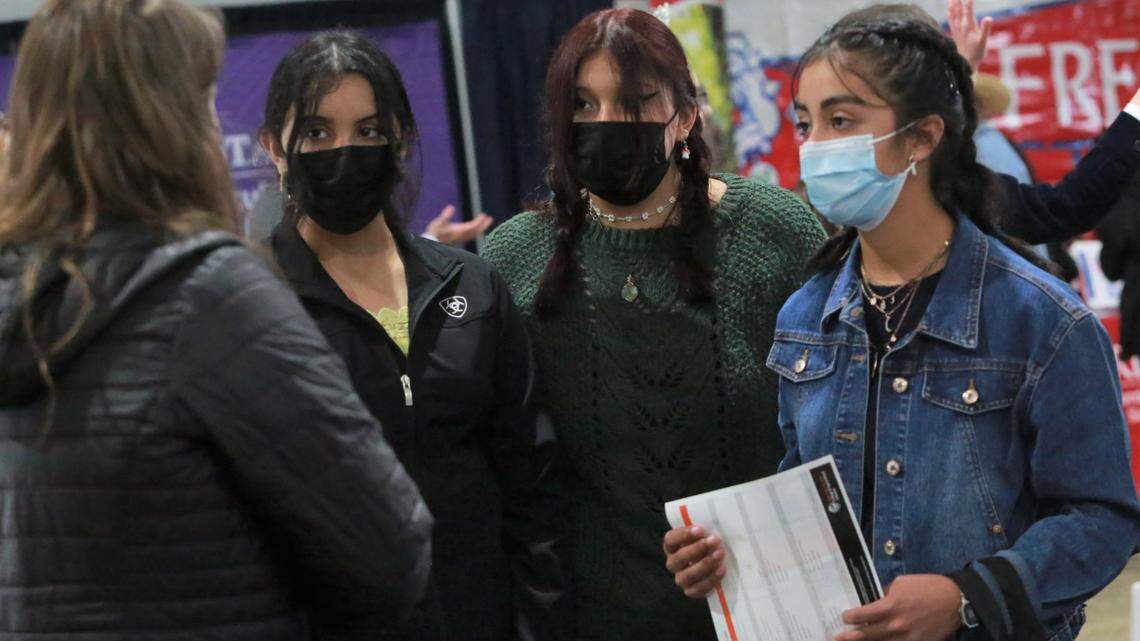 Kathrine Bugarin, Karina Sánchez y Gabriela Vásquez, estudiantes de primer año de Chowchilla High School, obtienen información en uno de los puestos dentro de la carpa Ag Career and Education en la World Ag Expo el martes 8 de febrero de 2022.