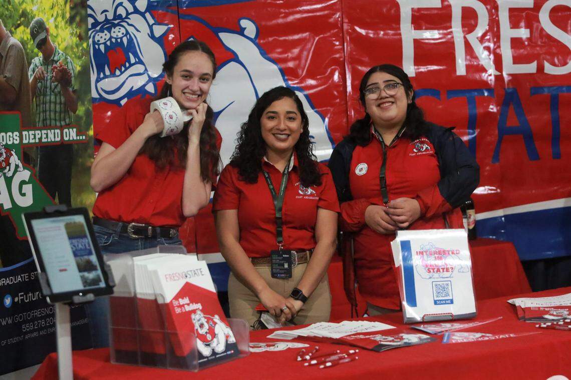 Las estudiantes de Fresno State Ocean Laidlay, Sonia Pérez y Artemisa de la Cruz, pasaron la mañana del martes en el stand de información del Instituto Superior Jordan de Ciencias Agrícolas y Tecnología en la carpa de Educación y Carreras Agrícolas en la World Ag Expo proporcionando información sobre las muchas opciones en el campo de la agricultura.