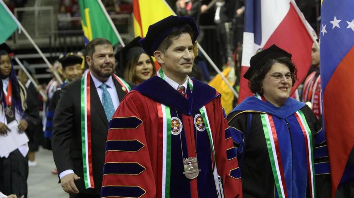 Presidente de Fresno State Saúl Jiménez-Sandoval a graduantes: “Ahora es tu momento”.