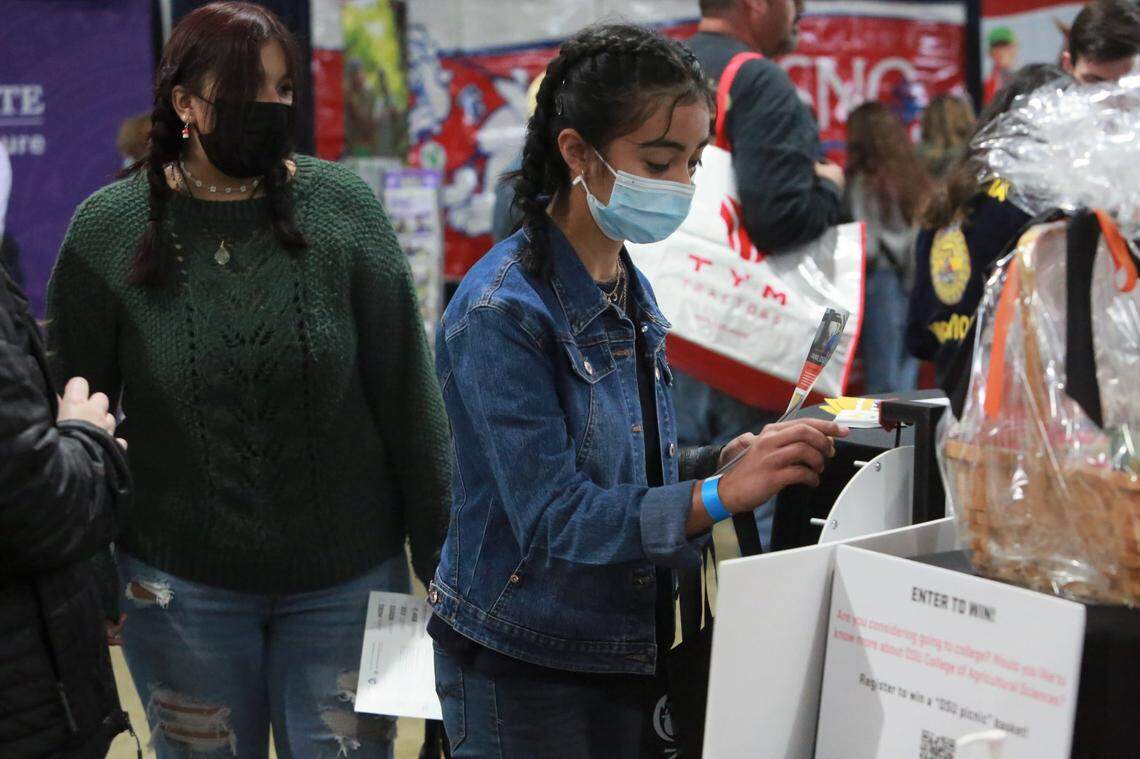 Karina Sánchez, estudiante de primer año de Chowchilla High School, en uno de los puestos dentro de la carpa de Educación y Carreras Agrícolas en la World Ag Expo, el martes 8 de febrero de 2022.