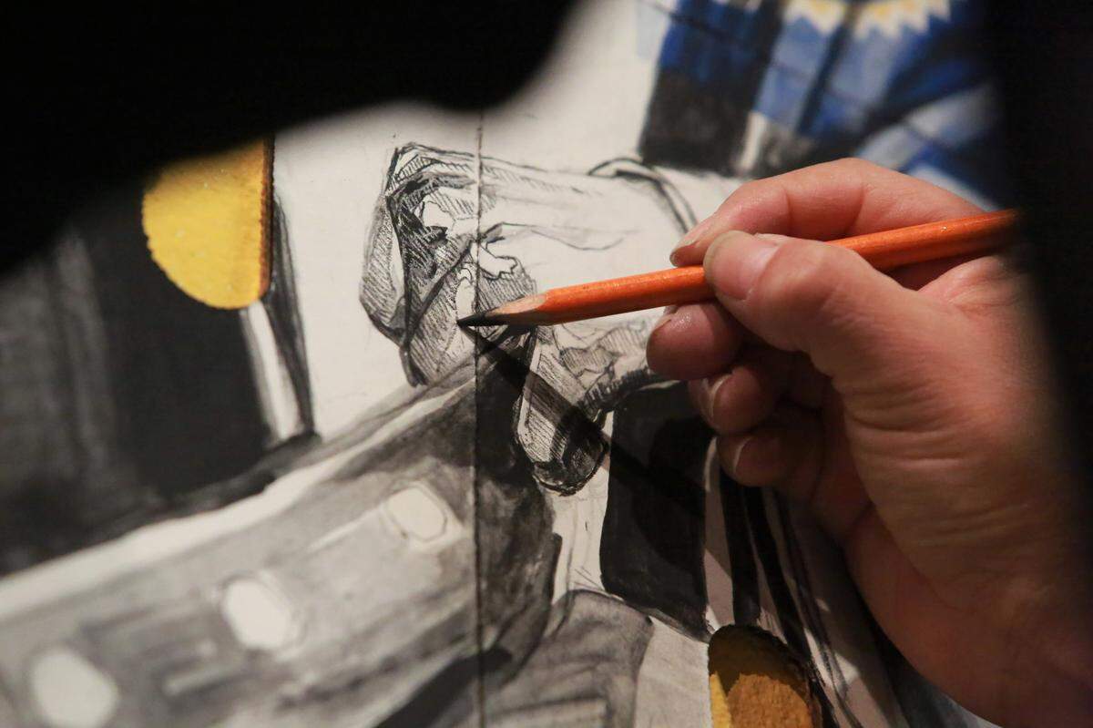 El artista de origen zapoteco Narsiso Martínez el 17 de febrero trabajando en la obra de arte que estará en exposición como parte de ‘Boom Oaxaca: Conversaciones de Campo a Campo’ en Arte Américas Casa de la Cultura en Fresno. La recepción de apertura de la exposición tendrá lugar el 5 de marzo a las 5 p.m. en Arte Américas.