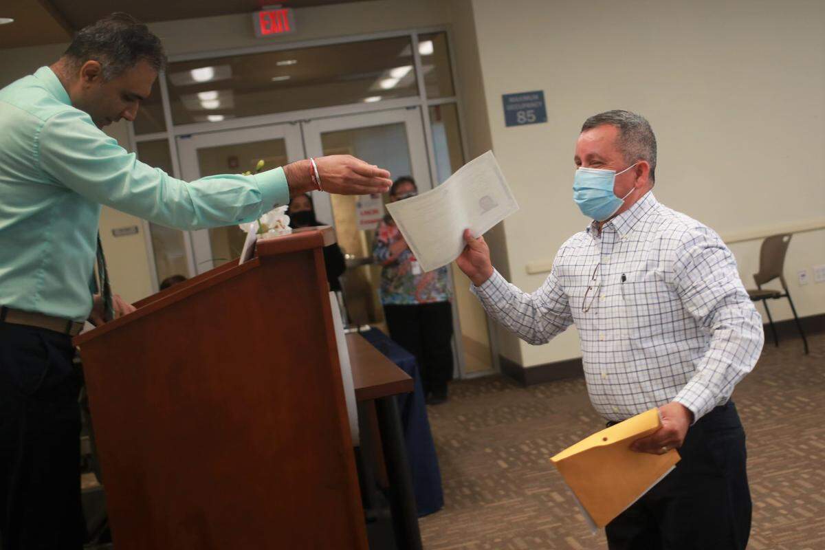 Fernando Orellana, quien es originario de Sonsonate, El Salvador, y vive en Bakersfield, fue una de las 111 personas provenientes de 27 países que tomaron juramento a la bandera de los Estados Unidos la mañana del jueves, 17 de marzo en las oficinas del Servicio de Ciudadanía e Inmigración de Estados Unidos en Fresno.