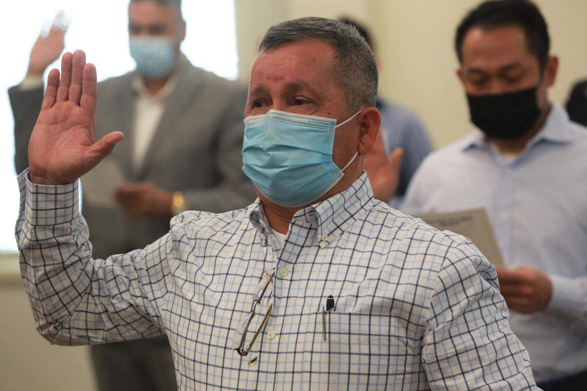 Fernando Orellana, quien es originario de Sonsonate, El Salvador, y vive en Bakersfield, fue una de las 111 personas provenientes de 27 países que tomaron juramento a la bandera de los Estados Unidos la mañana del jueves, 17 de marzo en las oficinas del Servicio de Ciudadanía e Inmigración de Estados Unidos en Fresno.