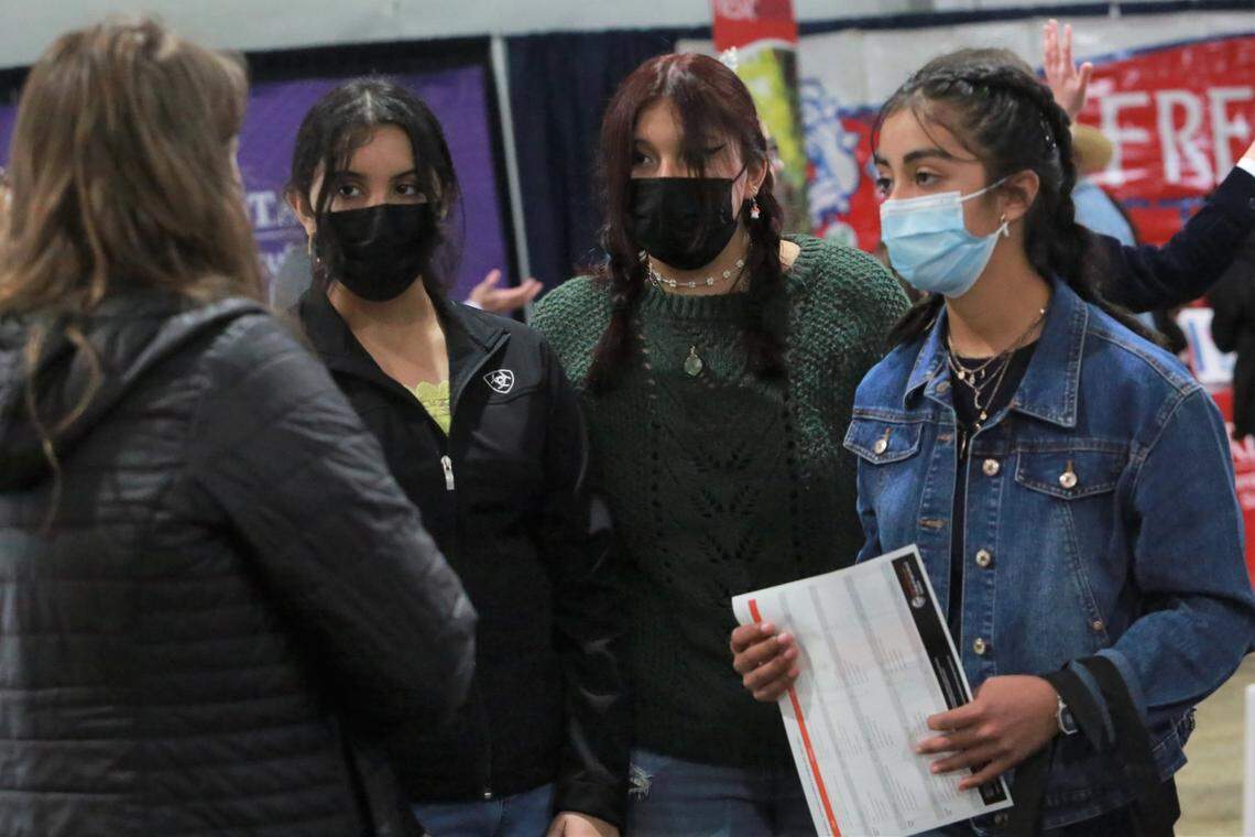 Kathrine Bugarin, Karina Sánchez y Gabriela Vásquez, estudiantes de primer año de Chowchilla High School, obtienen información en uno de los puestos dentro de la carpa de Educación y Carreras Agrícolas en la World Ag Expo, el martes 8 de febrero de 2022.