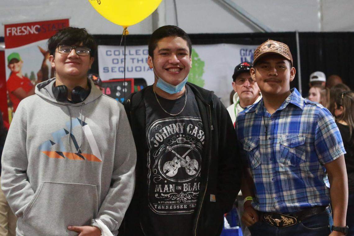 Los estudiantes de Mendota High School Edgar Larreynaga, Jesús Figueroa y Tomás Pérez, pasaron por la carpa de Educación y Carreras Agrícolas en la World Ag Expo, el martes 8 de febrero de 2022, parando en diferentes puestos de institutos superiores, entre ellos la Universidad Politécnica del Estado de California, Pomona, y Stanislaus State.