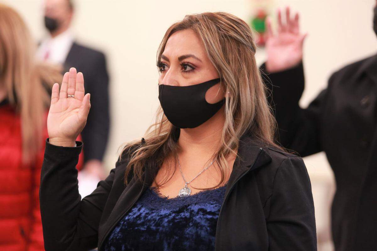 Laura Lackey, de 40 años, quien es originaria de la Ciudad de México, y vive en Hanford, fue uno de los 153 residentes del Valle Central provenientes de 24 países que tomaron juramento a la bandera de los Estados Unidos durante una de las pequeñas ceremonias programadas el 16 de diciembre en la Oficina del Servicio de Ciudadanía e Inmigración de Estados Unidos (USCIS) en Fresno. Ordaz Higareda junto a su esposa Carmen Amezcua.