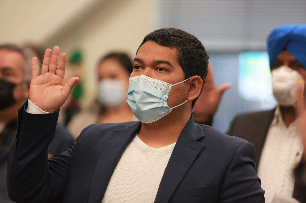 Fernando Snyder Torres, de 28 años y residente de Turlock y originario del estado de Michoacán, México fue uno de los 153 residentes del Valle Central provenientes de 24 países que tomaron juramento a la bandera de los Estados Unidos durante una de las pequeñas ceremonias programadas el 16 de diciembre en la Oficina del Servicio de Ciudadanía e Inmigración de Estados Unidos (USCIS) en Fresno.