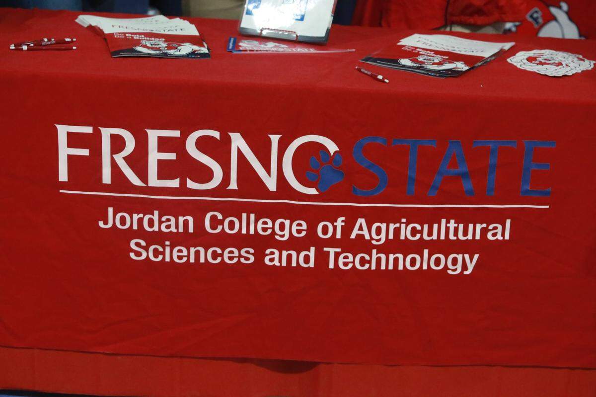 El stand de información del Instituto Superior Jordan de Ciencias Agrícolas y Tecnología de Fresno State en la carpa de Educación y Carreras Agrícolas en la World Ag Expo proporcionó información sobre las muchas opciones en el campo de la agricultura, el martes 8 de febrero de 2022.
