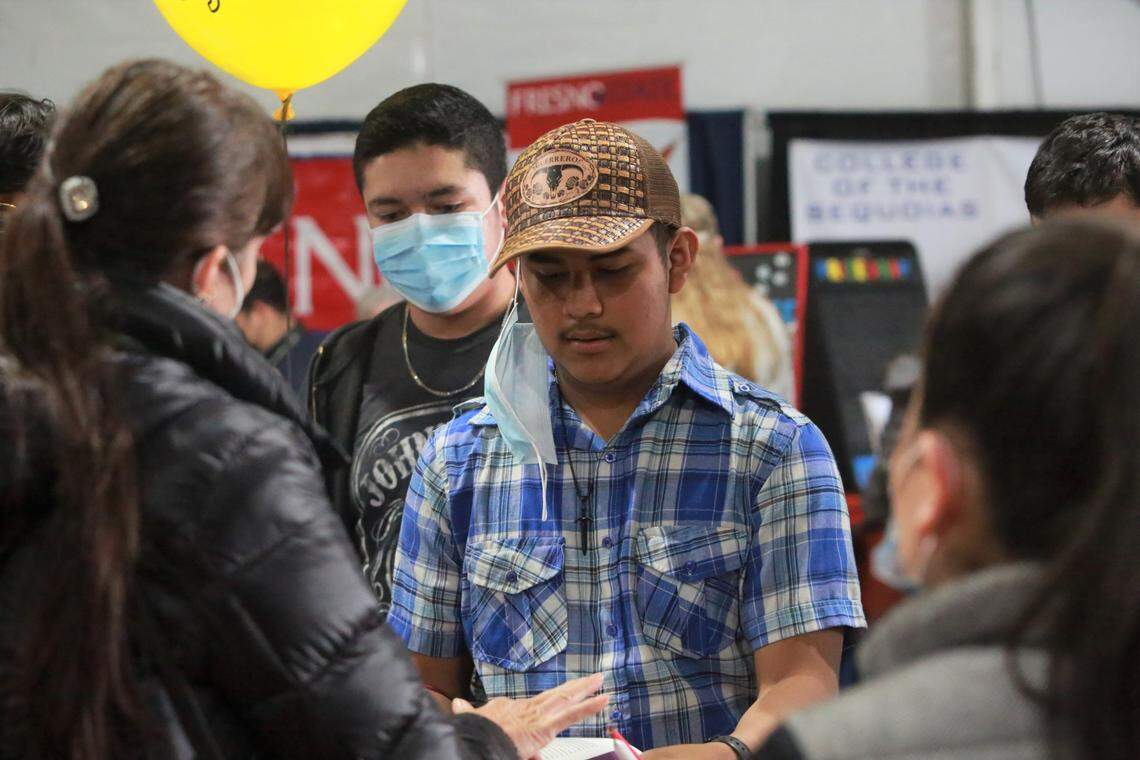 El estudiante de Mendota High School, Tomás Pérez, recorrió la carpa de Educación y Carreras Agrícolas en la World Ag Expo el martes 8 de febrero, deteniéndose en diferentes puestos universitarios, incluyendo el de Stanislaus State.