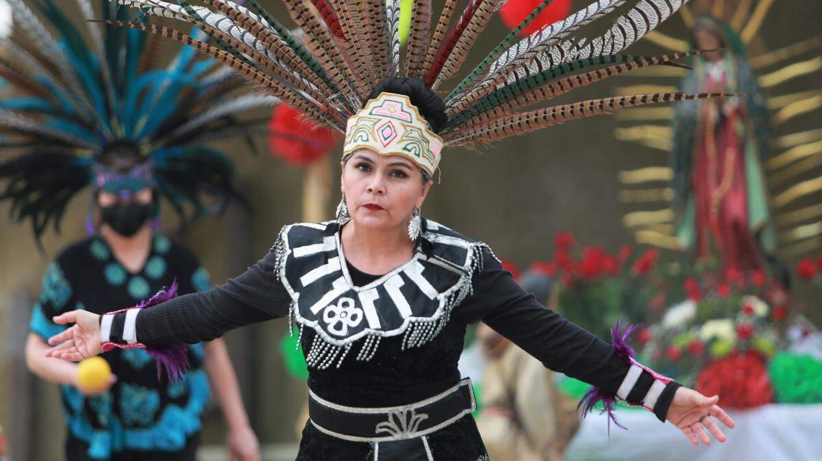 Miembros de la Danza Ehecatl de la Iglesia Inmaculado Corazón de María en Hanford durante la celebración de la Virgen de Guadalupe el domingo, 12 de diciembre.