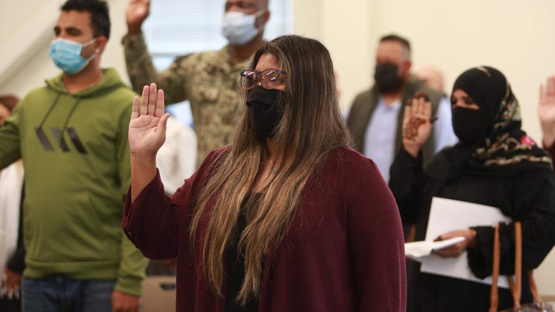 Priscila Camarena tomó juramento a la bandera de los Estados Unidos el jueves (19 de noviembre) en la oficia del Servicio de Ciudadanía e Inmigración de Estados Unidos (USCIS) en Fresno.